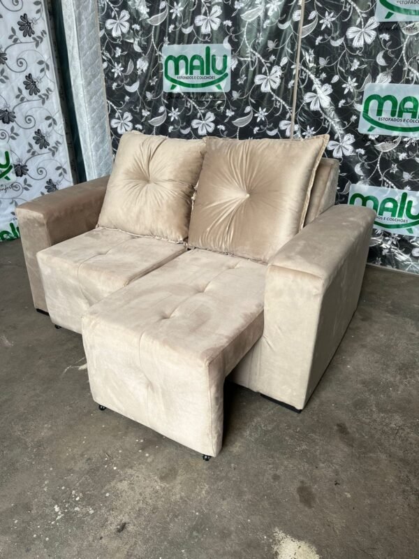Sofá Retrátil Ravena: Espuma D28, Veludo, Medidas 1,68m x 1m.